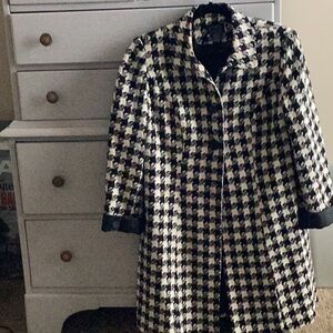 Cute Houndstooth lightweight coat.